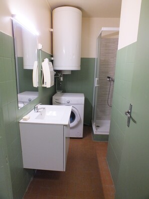 Shower, soap, toilet paper - Vrbo Property (Canet-en-Roussillon)