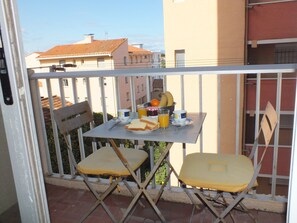 Outdoor dining - Vrbo Property (Canet-en-Roussillon)