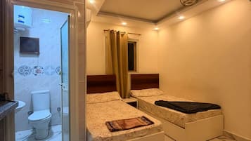 Comfort Studio, Balcony, Garden View | Bathroom | Combined shower/tub, soap