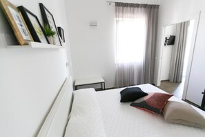 Verdunkelungsvorhänge, schallisolierte Zimmer, Bügeleisen/Bügelbrett