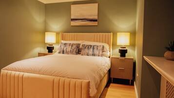 6 bedrooms, iron/ironing board, WiFi, bed sheets