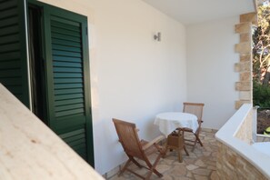 Outdoor dining - Peaceful Apartment at Villa Deti, 200m from the Beach (Vrboska)