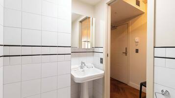 Shower, hair dryer, towels, shampoo