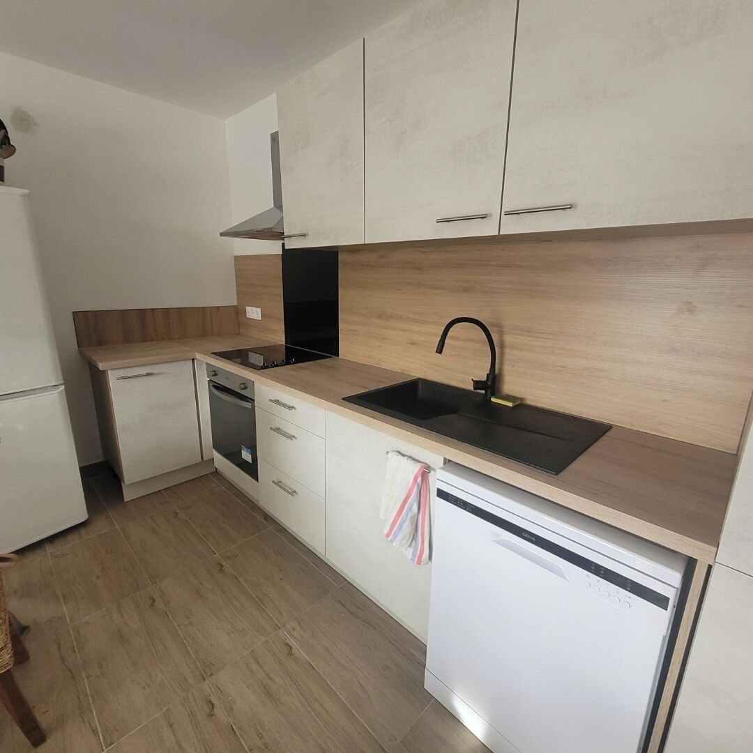 Cozinha com máquina de lavar louça, forno e pia.
