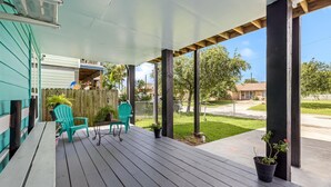 Terrace/patio - Cozy Apt Nr Beach & Pier 21 | Yard BBQ Games WiFi (Galveston)