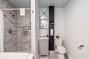 Haartrockner, Handtücher, Seife, Shampoo