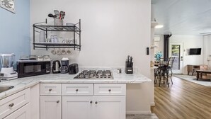Coffee/tea maker, fridge, microwave, stovetop - Cozy Apt Nr Beach & Pier 21 | Yard BBQ Games WiFi (Galveston)