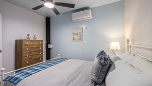 2 bedrooms, iron/ironing board, free WiFi, bed sheets - Cozy Apt Nr Beach & Pier 21 | Yard BBQ Games WiFi (Galveston)