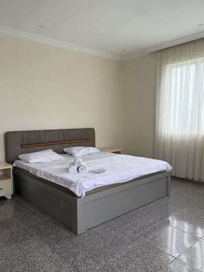 Basic Twin Room | Free WiFi - Family Hotel (Batumi)