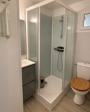 Douche, sĂšche-cheveux, serviettes fournies, savon