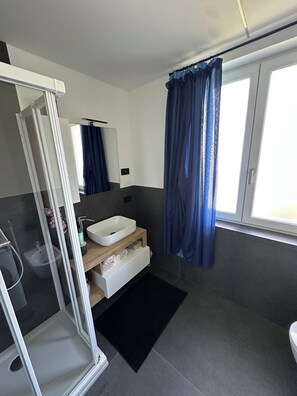 Een douche, een haardroger, een bidet, handdoeken
