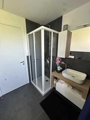 Bruser, hårtørrer, bidet, håndklæder