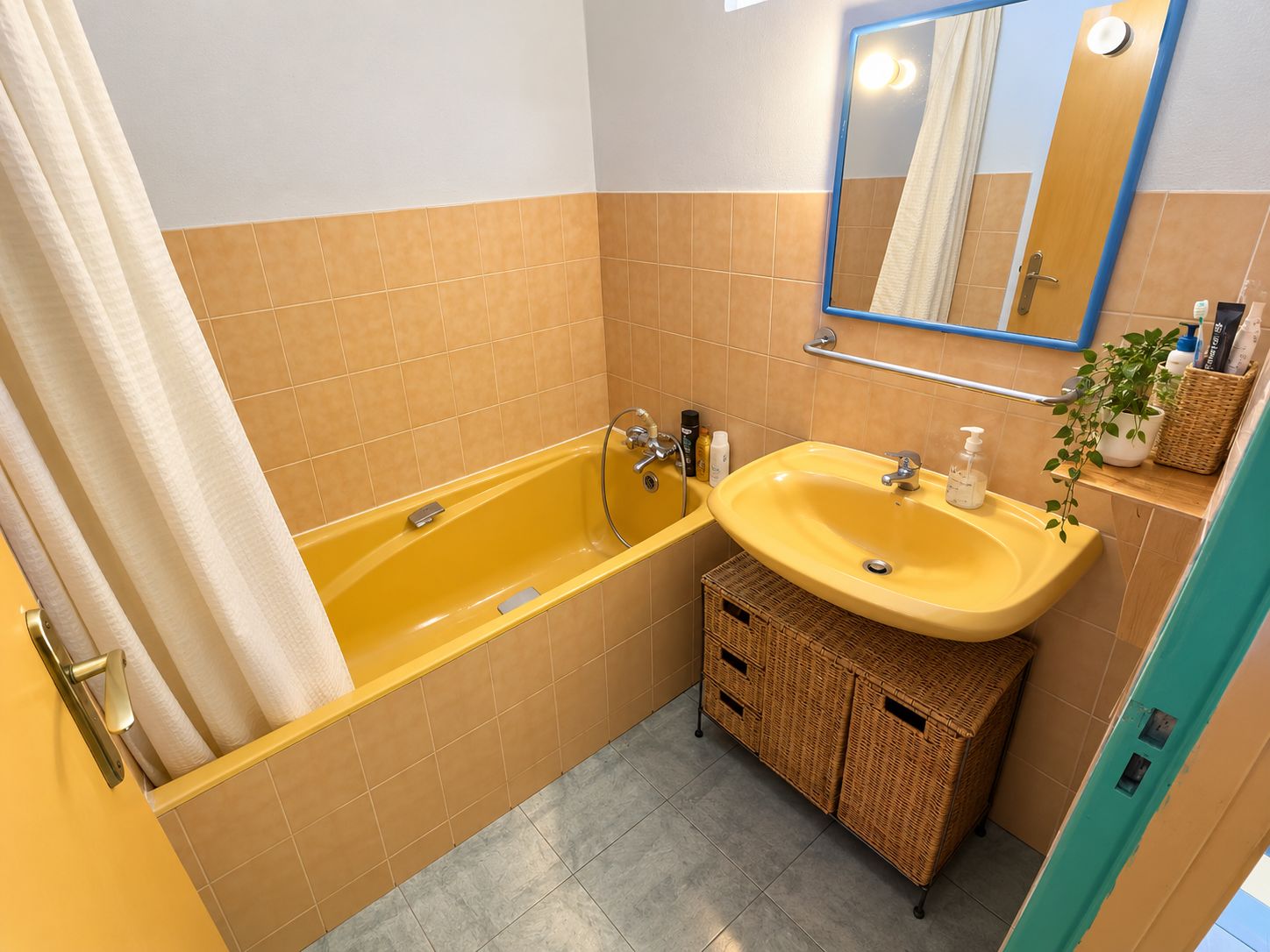 Serviettes fournies, papier toilette