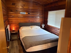 Free WiFi - Rustic River Front Cottage Cozy*Kayaks*Hot Tub*Games (Kawartha Lakes)
