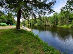 Property grounds - Rustic River Front Cottage Cozy*Kayaks*Hot Tub*Games (Kawartha Lakes)