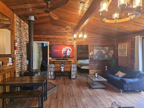 Smart TV, fireplace, DVD player - Rustic River Front Cottage Cozy*Kayaks*Hot Tub*Games (Kawartha Lakes)