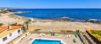 Beachfront, pool, terrace, parking, and close to La Geoda.