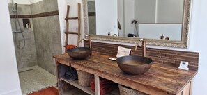 Shower, towels, soap, toilet paper - Vrbo Property (Marsillargues)