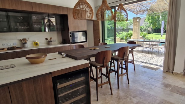 A modern kitchen with a dining area, large windows, and a view of the outdoors. - Charming winegrower's farmhouse/villa recently renovated with swimming pool max 14 pers. (Marsillargues)
