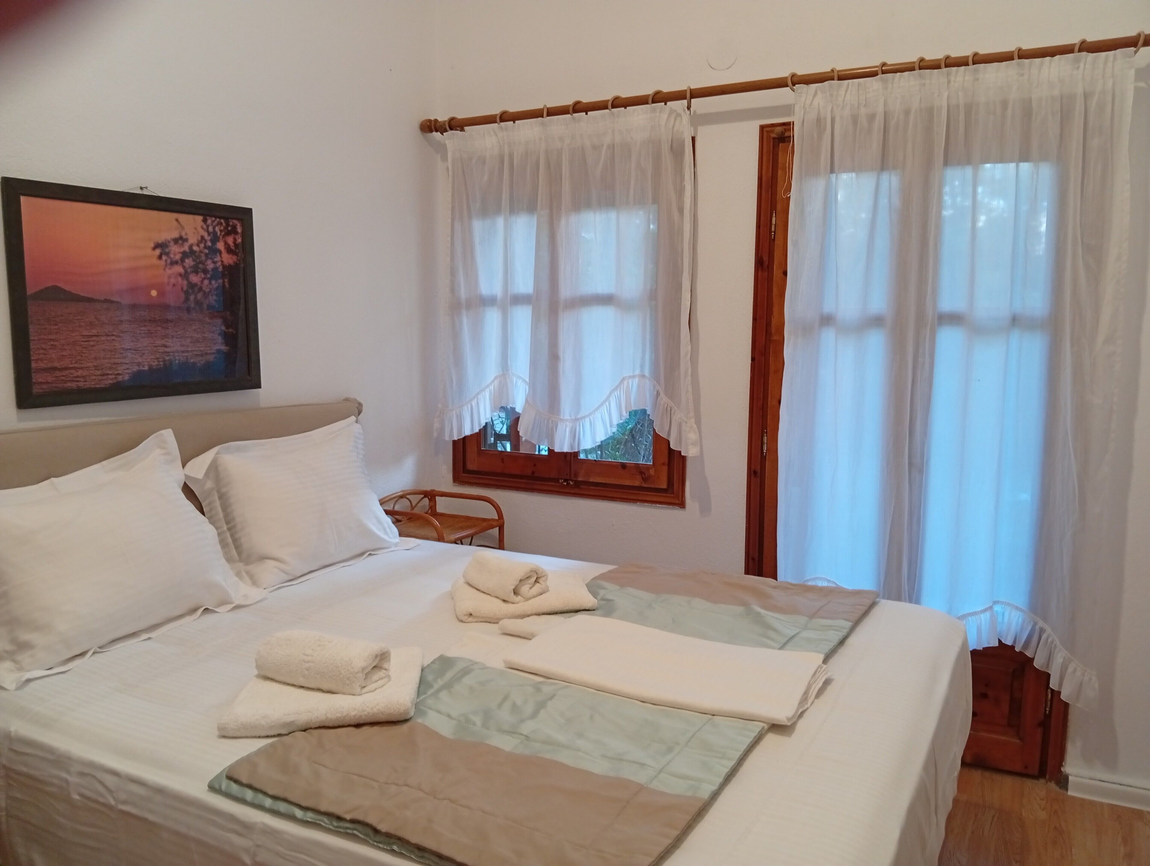 Iron/ironing board, WiFi, bed sheets