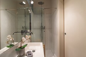 Douche, serviettes fournies, shampoing