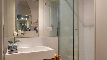 Shower, towels, shampoo