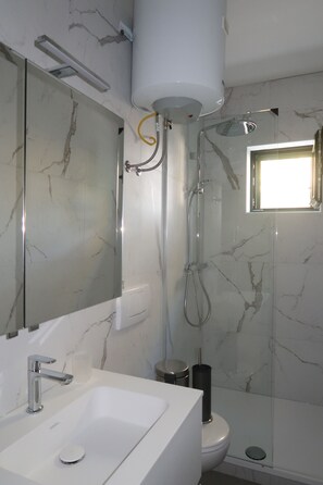 Dusche, Handtücher, Toilettenpapier
