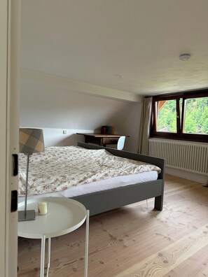 2 Schlafzimmer, Schreibtisch, Reisekinderbett, kostenloses WLAN
