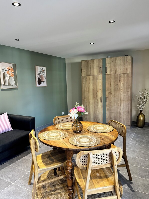 Dining - Vrbo Property (Bréhal)