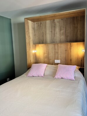 Bed sheets - Vrbo Property (Bréhal)