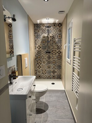 Shower, hair dryer, towels, toilet paper - Vrbo Property (Bréhal)