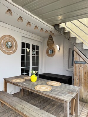 Outdoor dining - Vrbo Property (Bréhal)