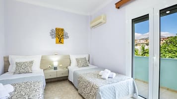 Tabla de planchar con plancha, wifi y ropa de cama