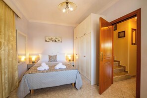 Tabla de planchar con plancha, wifi, ropa de cama