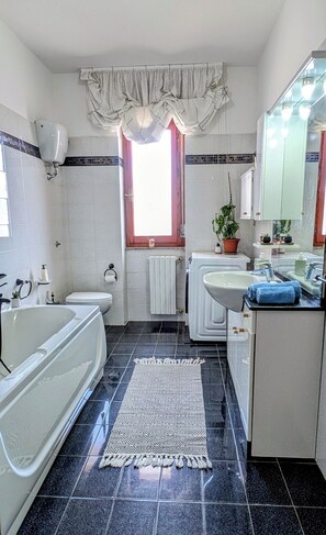 Bruser, hårtørrer, bidet, håndklæder