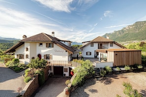 Ein zweigeschossiges Haus mit Balkon, Garage und gepflegtem Garten.
