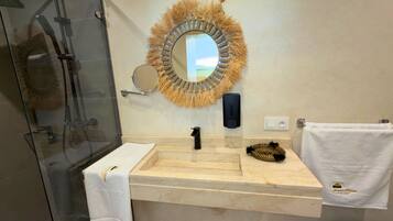Habitación Deluxe doble, vistas a la piscina | Baño | Ducha, artículos de higiene personal gratuitos y secador de pelo