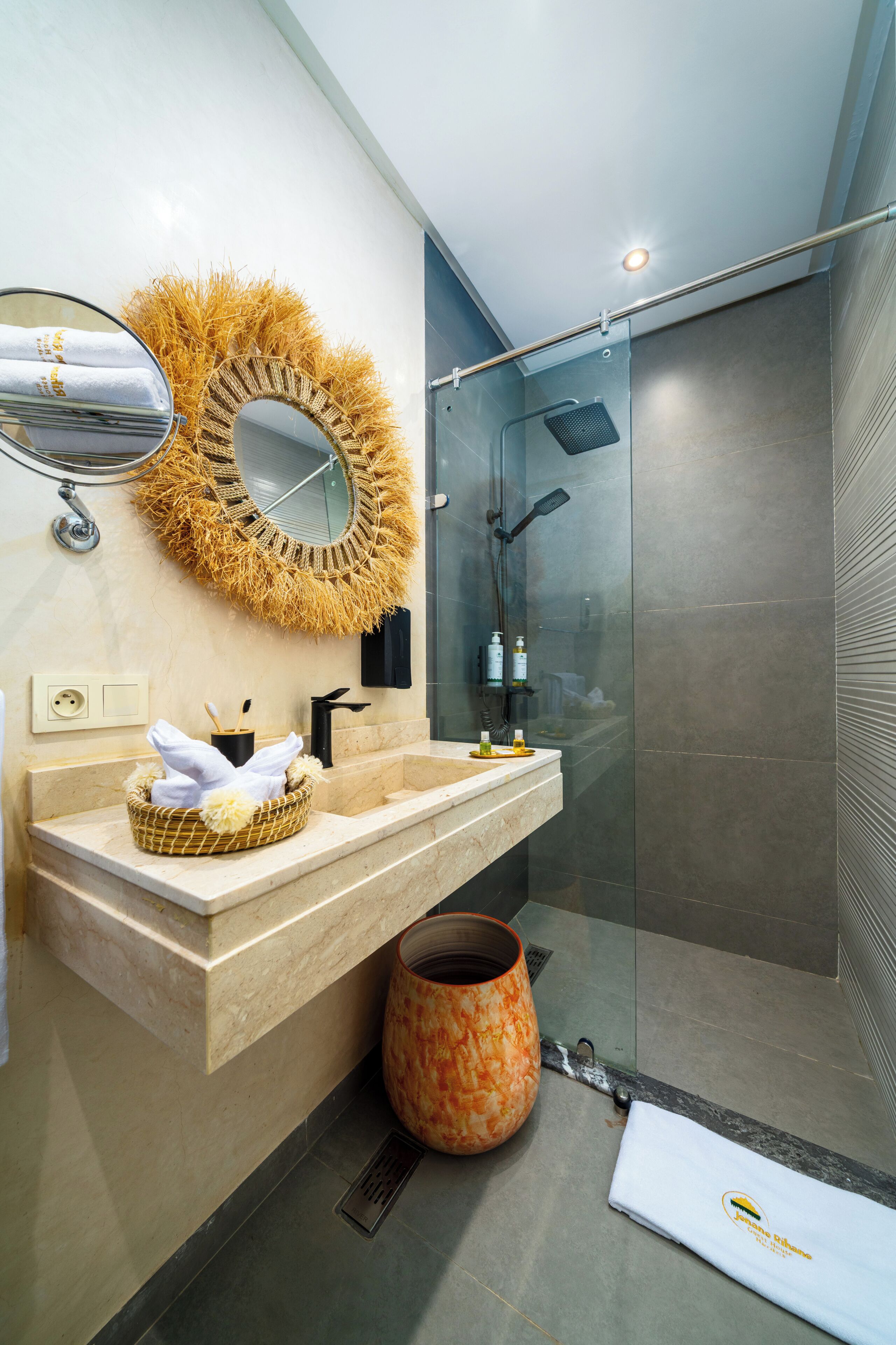Luxury Suite | Bathroom | Shower, free toiletries, hair dryer, slippers