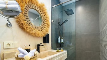 Luxury Suite | Bathroom | Shower, free toiletries, hair dryer, slippers