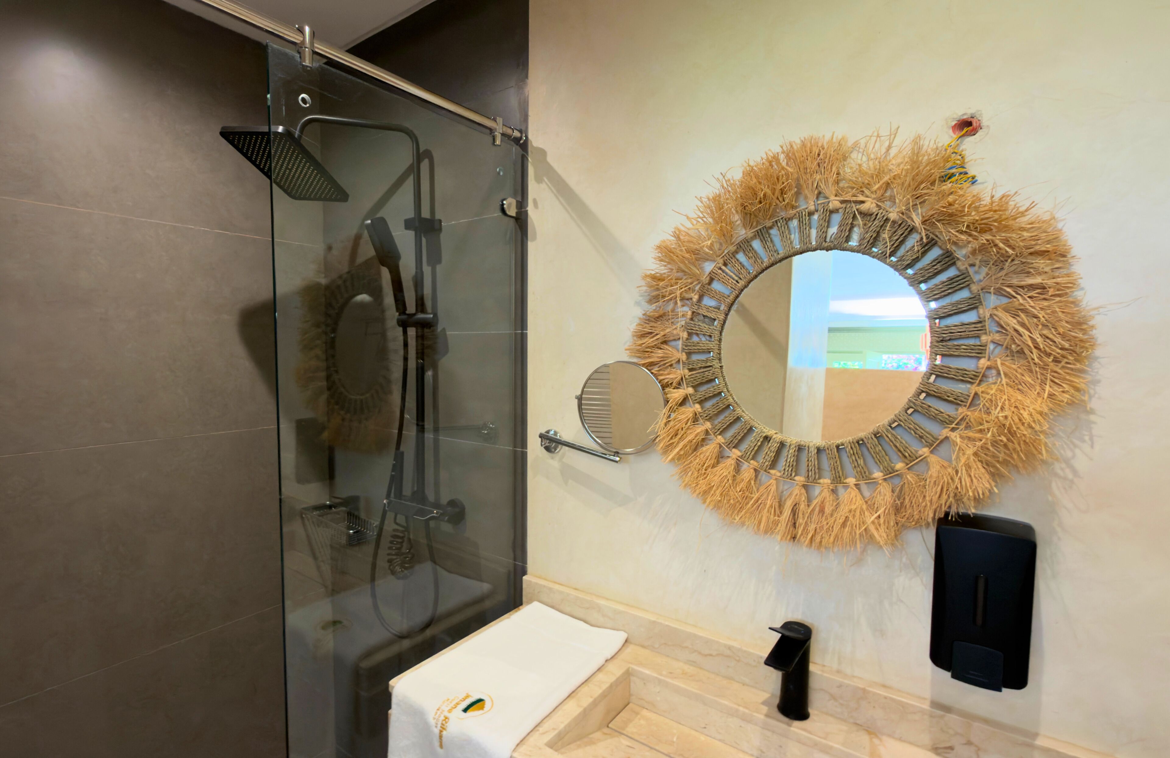 Chambre Double Deluxe, vue piscine | Salle de bain