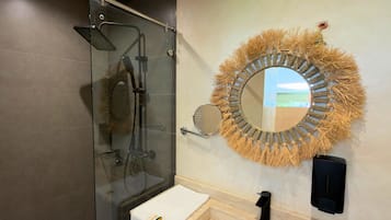 Deluxe-Doppelzimmer, Poolblick | Badezimmer | Dusche, kostenlose Toilettenartikel, Haartrockner, Hausschuhe