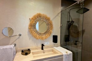 华丽双人房, 泳池景观 | 浴室 | 淋浴设施、免费洗浴用品、吹风机、拖鞋