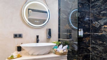 Deluxe-Doppelzimmer, Poolblick | Badezimmer | Dusche, kostenlose Toilettenartikel, Haartrockner, Hausschuhe