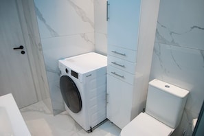 Shower, hair dryer, towels - Merdanai Villa (64C3+69, Archaggelos 851 02, Greece)