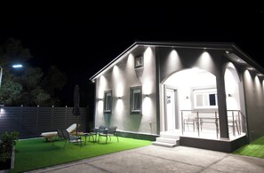 Terrace/patio - Merdanai Villa (64C3+69, Archaggelos 851 02, Greece)