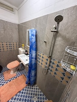 Ducha, toallas, jabón, papel higiénico