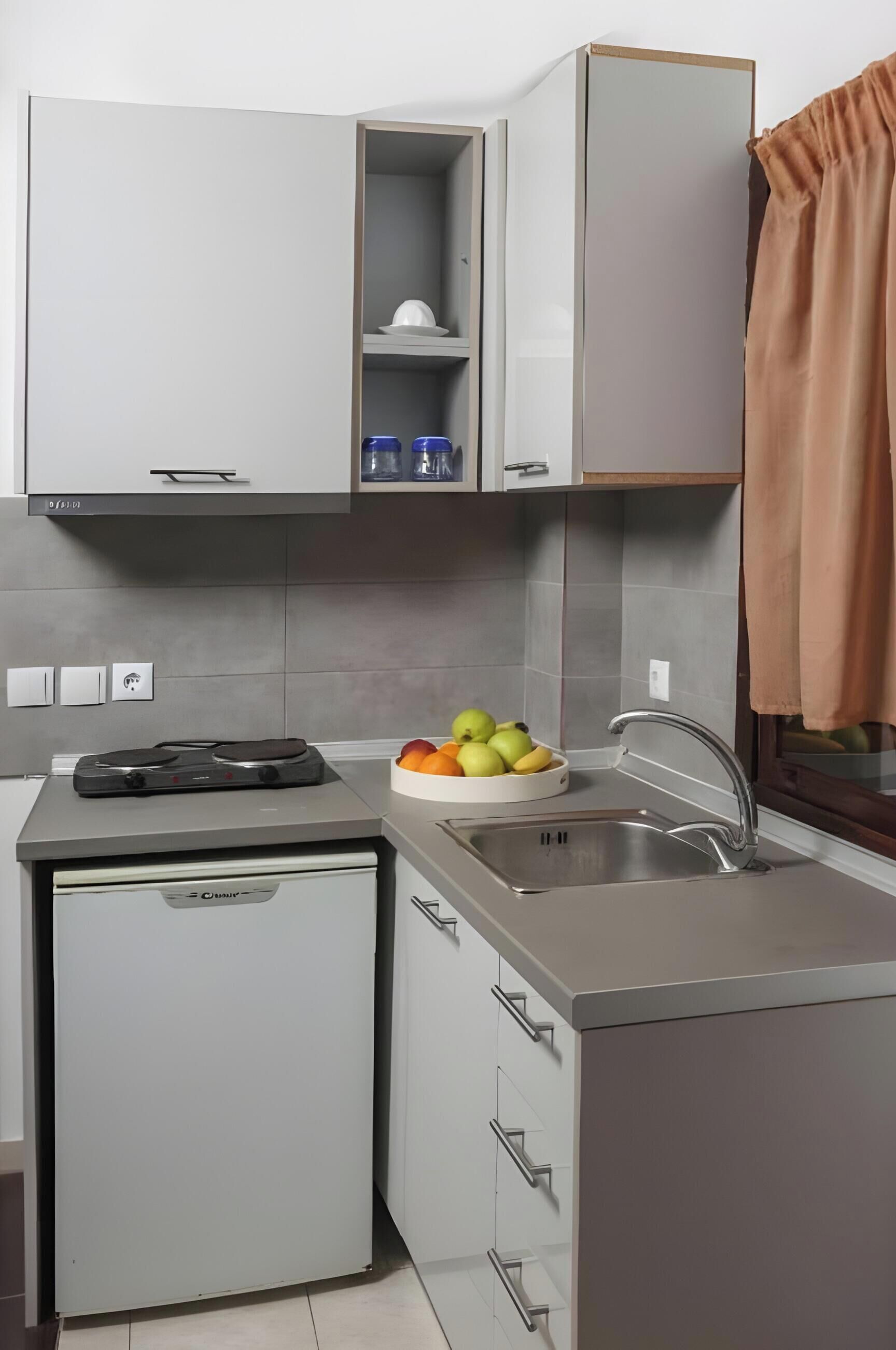 Kühlschrank, Herdplatte, Wasserkocher, Kochgeschirr/Geschirr/Besteck