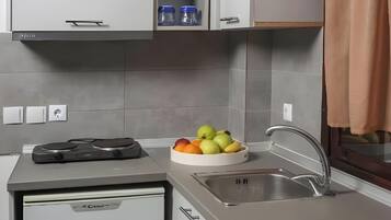 Kühlschrank, Herdplatte, Wasserkocher, Kochgeschirr/Geschirr/Besteck