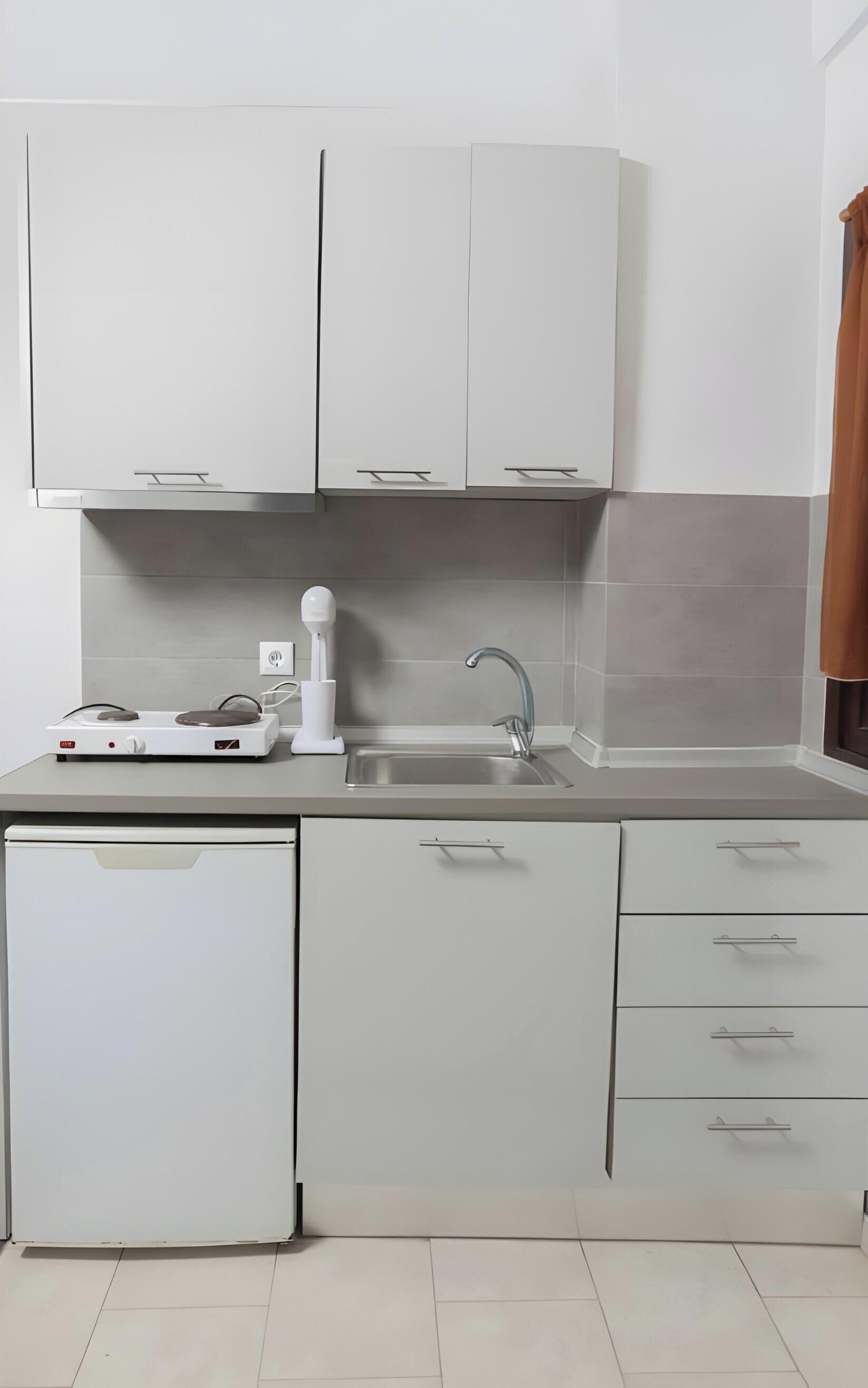 Kühlschrank, Herdplatte, Wasserkocher, Kochgeschirr/Geschirr/Besteck