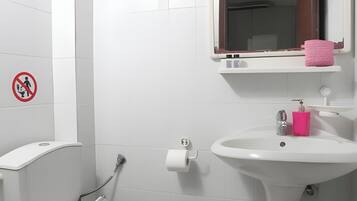 Een douche, handdoeken